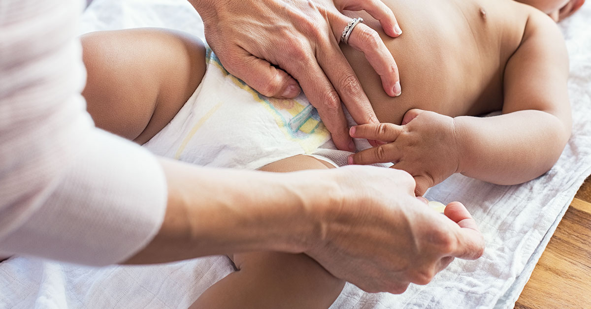 po co jest tylna naklejka na pieluchomajtkach pampers